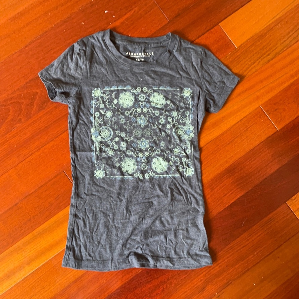 XS Aéropostale navy T-Shirt with design on front